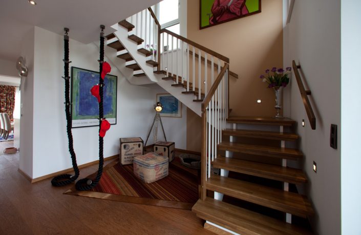 Designtreppe Mozart, aufgesattelte Treppenkonstruktion mit eckigen Sprossen