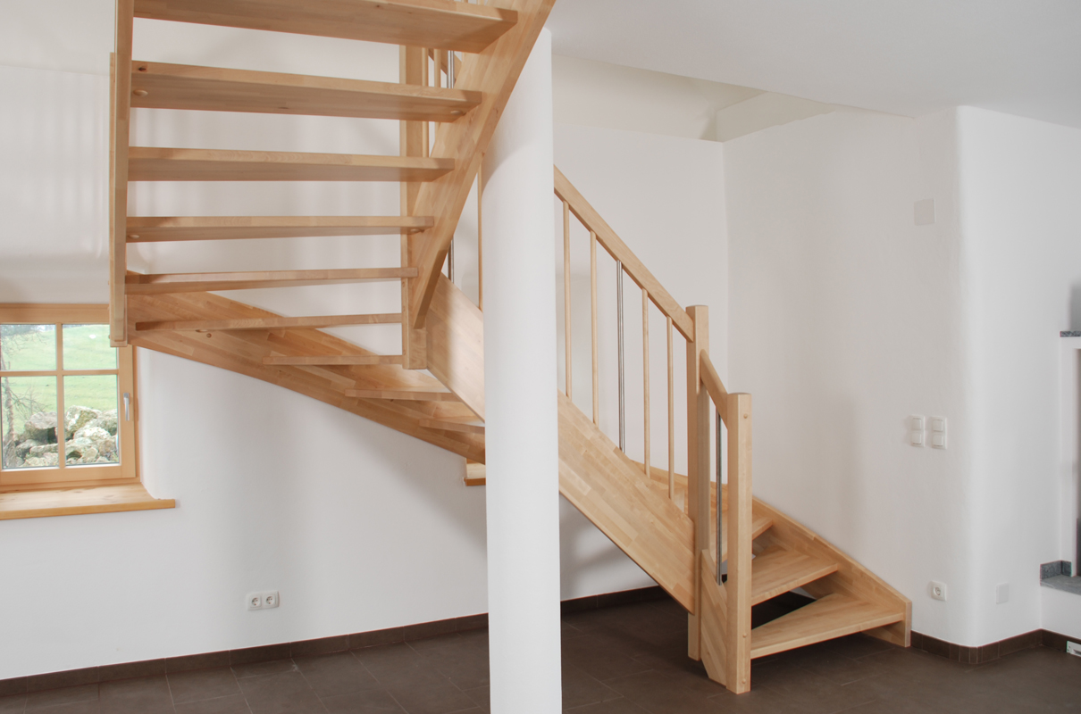 Freitragende Treppe Podeidon, eingestemmte Wangen in Birke