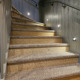 Rohbautreppe mit Treppenbelegung aus Parkett und Teppich